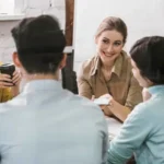 Kako spodbujati odprto komunikacijo in delitev informacij