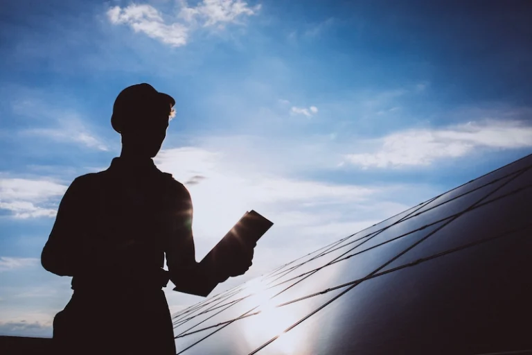 Solarni strešniki: Prihodnost trajnostnega bivanja