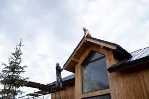 Izdelava strehe: Kako najti zanesljivega krovca