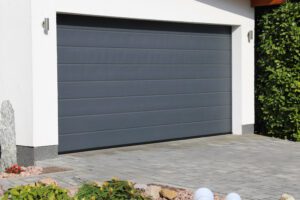 Sekcijska garažna vrata: Zakaj so prva izbira za sodobne domove?
